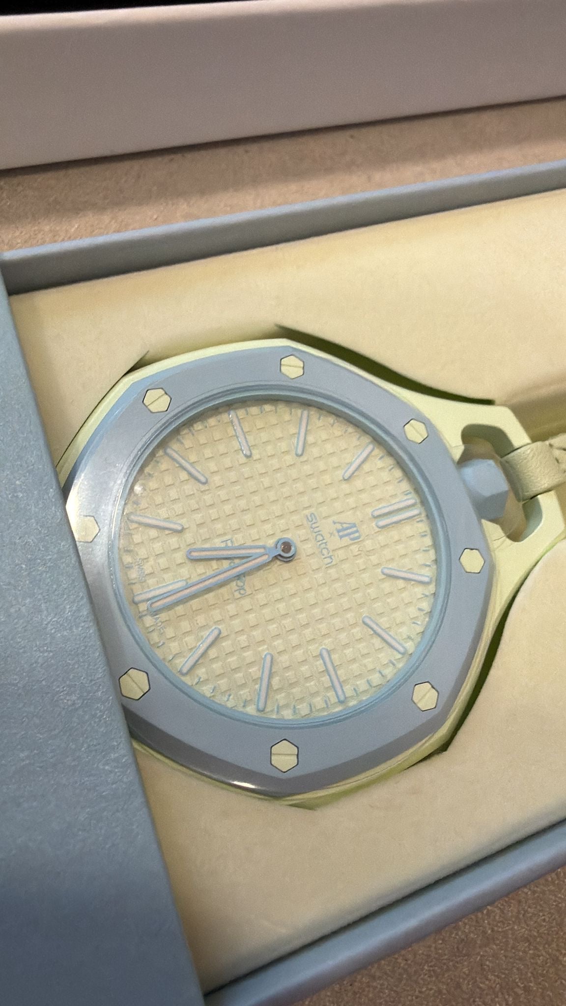 Swatch × Audemars Piguet Bioceramic
Royal Pop Blaue Acht